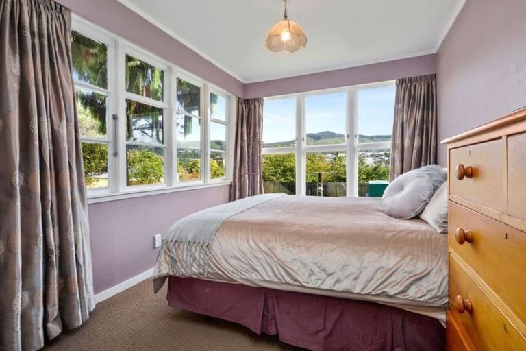 Photo of property in 40 Taylor Terrace, Tawa, Wellington, 5028