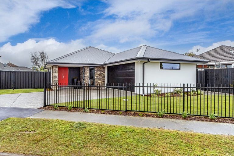 Photo of property in 2 Beauford Place, Parklands, Christchurch, 8083