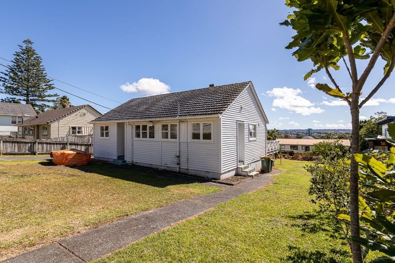 Photo of property in 18 Humphrey Kemp Avenue, Henderson, Auckland, 0612