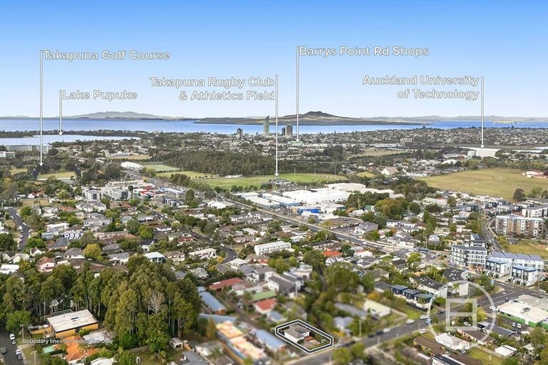 Photo of property in 1/17 Hillcrest Avenue, Hillcrest, Auckland, 0627