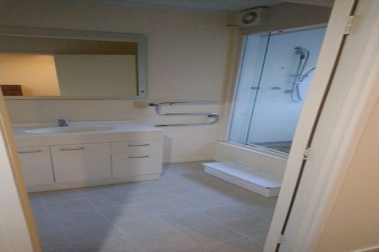 Photo of property in 2/8 Sandown Road, Rothesay Bay, Auckland, 0630