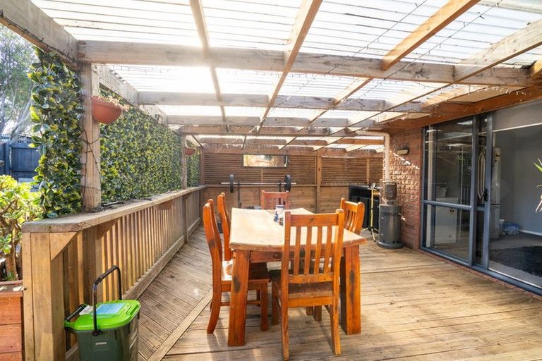 Photo of property in 12 Hocken Place, Mangere Bridge, Auckland, 2022