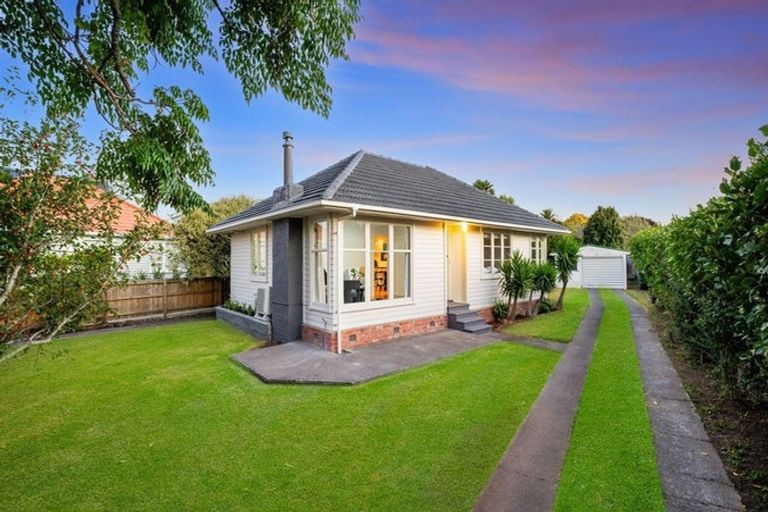 Photo of property in 18 Durham Street, Te Atatu Peninsula, Auckland, 0610