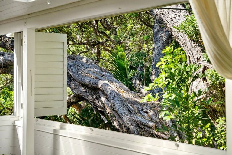 Photo of property in 72 Garden Road, Piha, New Lynn, 0772