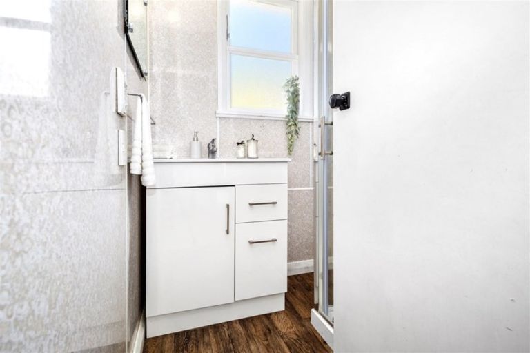 Photo of property in 94 Nicholson Road, Khandallah, Wellington, 6035