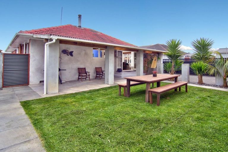 Photo of property in 7 Rixon Place, Te Atatu Peninsula, Auckland, 0610