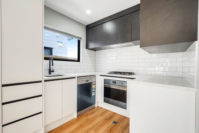 Photo of property in 43d Mirrabooka Avenue, Botany Downs, Auckland, 2010