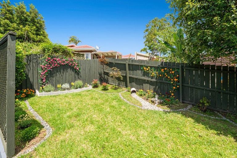 Photo of property in 2/20 Bronzewing Terrace, Unsworth Heights, Auckland, 0632