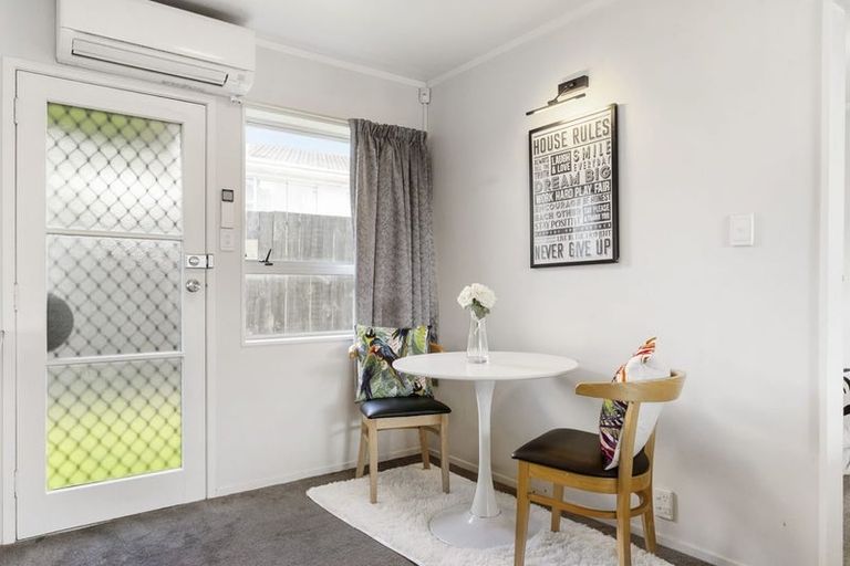 Photo of property in 2/94 Lynwood Road, New Lynn, Auckland, 0600