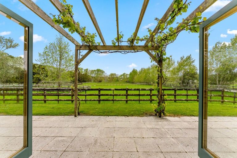 Photo of property in 744 Waitakere Road, Kumeu, 0891