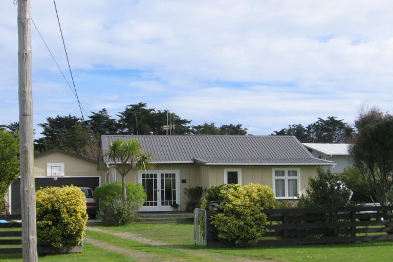 Photo of property in 72 Nash Parade, Foxton Beach, Foxton, 4815