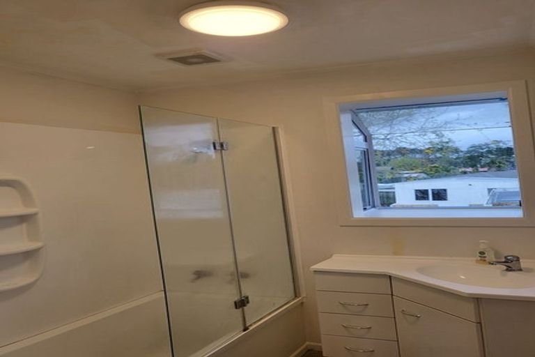 Photo of property in 4 Beazley Place, Glendene, Auckland, 0602