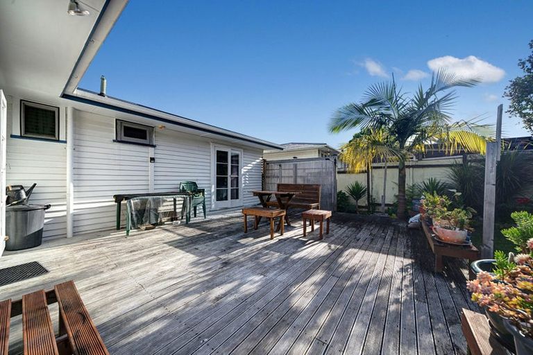 Photo of property in 8 Coniston Avenue, Te Atatu South, Auckland, 0610