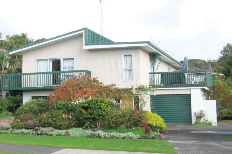 Photo of property in 76 Mayfair Crescent, Mairangi Bay, Auckland, 0630