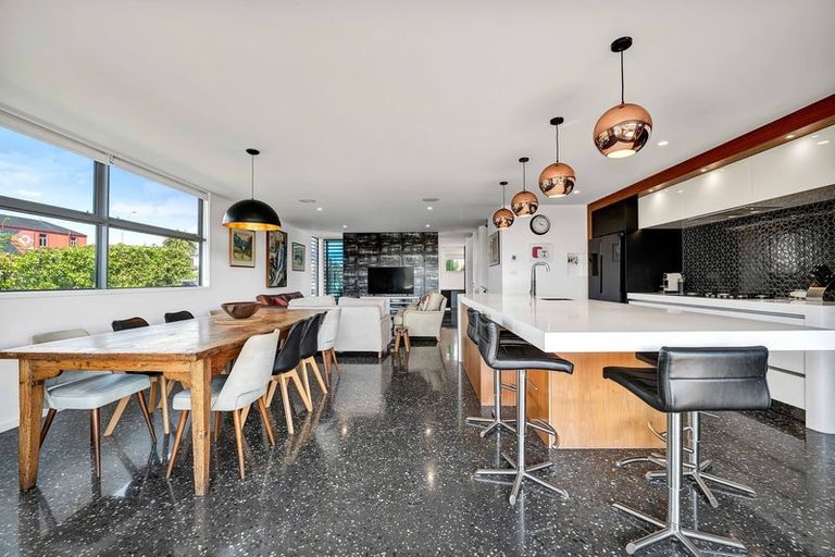 Photo of property in 244 Devon Street West, New Plymouth, 4310