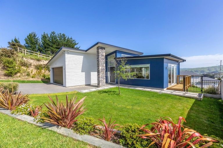 Photo of property in 20 Madeira Close, Whitby, Porirua, 5024