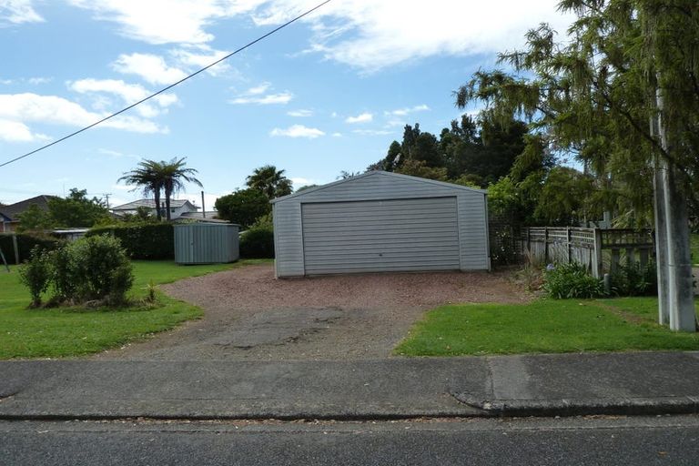 Photo of property in 64 Taikata Road, Te Atatu Peninsula, Auckland, 0610