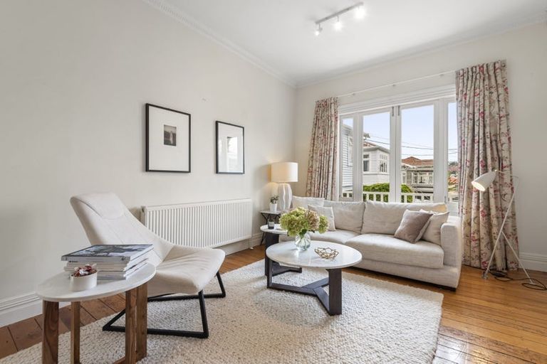 Photo of property in 12 Rixon Grove, Mount Victoria, Wellington, 6011