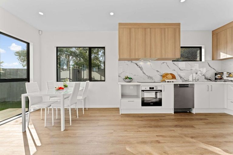 Photo of property in 2/113 Flanshaw Road, Te Atatu South, Auckland, 0610