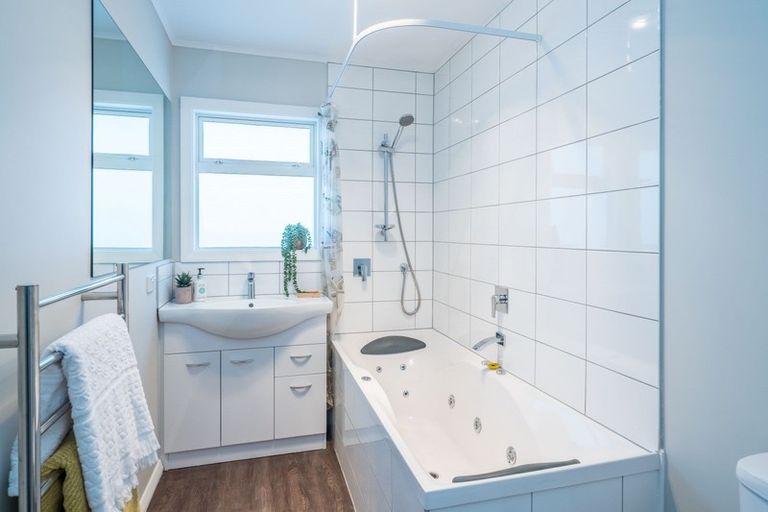 Photo of property in 9 Nugget Grove, Raumati Beach, Paraparaumu, 5032