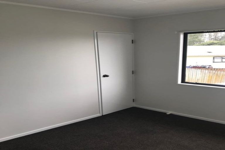 Photo of property in 1 Lowell Place, Massey, Auckland, 0614