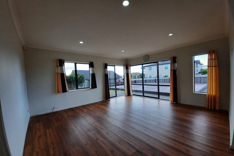 Photo of property in 21 Fairbairn Place, East Tamaki Heights, Auckland, 2016