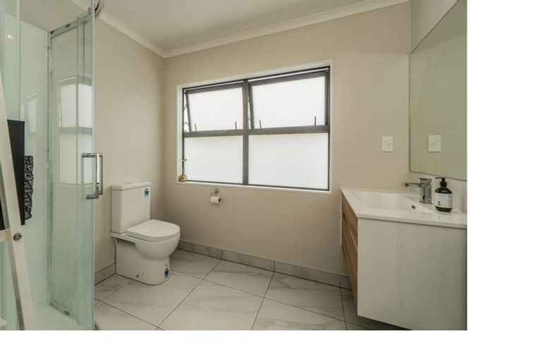 Photo of property in 8c Lumbarda Drive, Kumeu, 0810