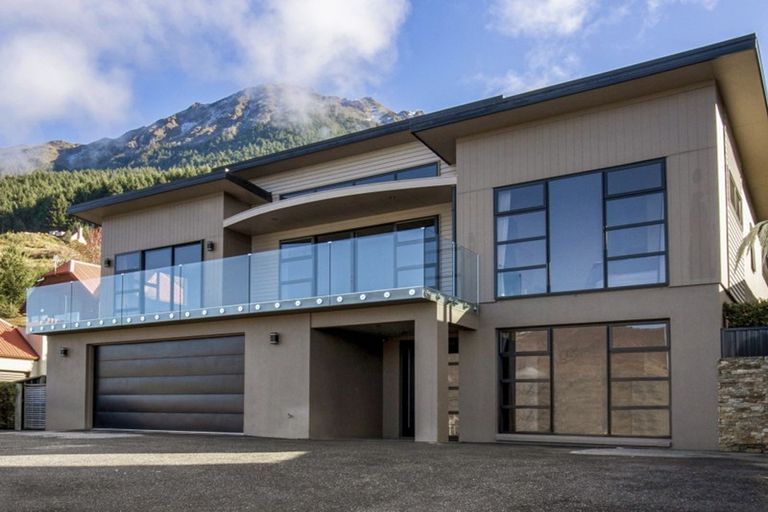 Photo of property in 70 Wynyard Crescent, Fernhill, Queenstown, 9300