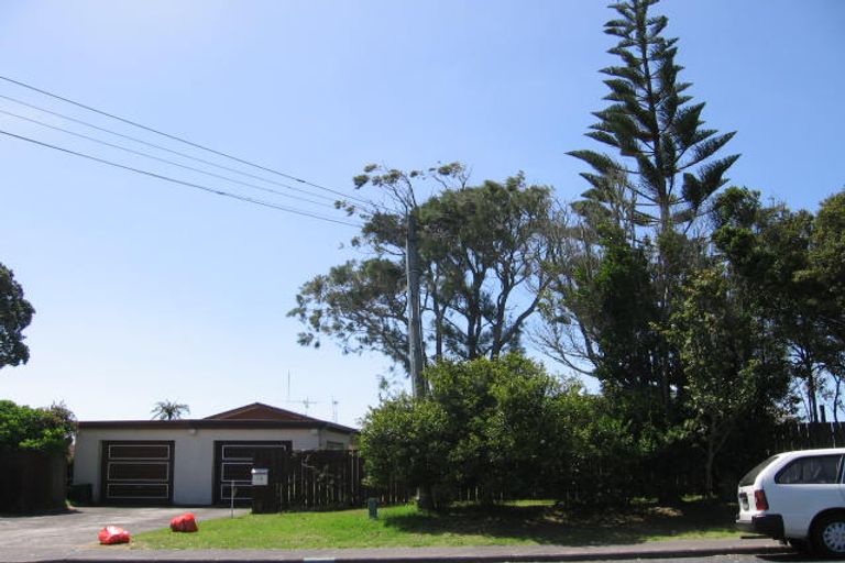 Photo of property in 2/37 Birkdale Road, Birkdale, Auckland, 0626