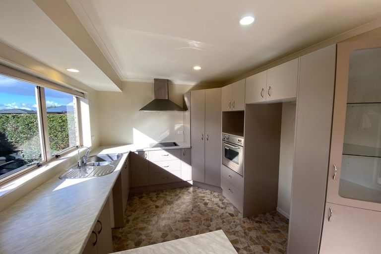 Photo of property in 32 Mandalay Place, Waiuku, 2123