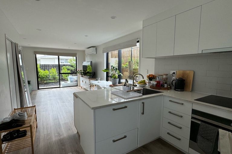 Photo of property in 3/8 Chivalry Road, Glenfield, Auckland, 0629