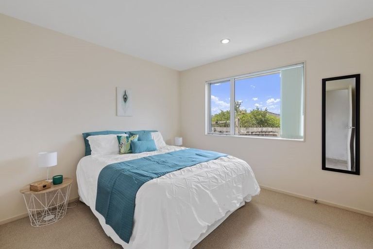 Photo of property in 78 Lake Panorama Drive, Henderson Valley, Auckland, 0612