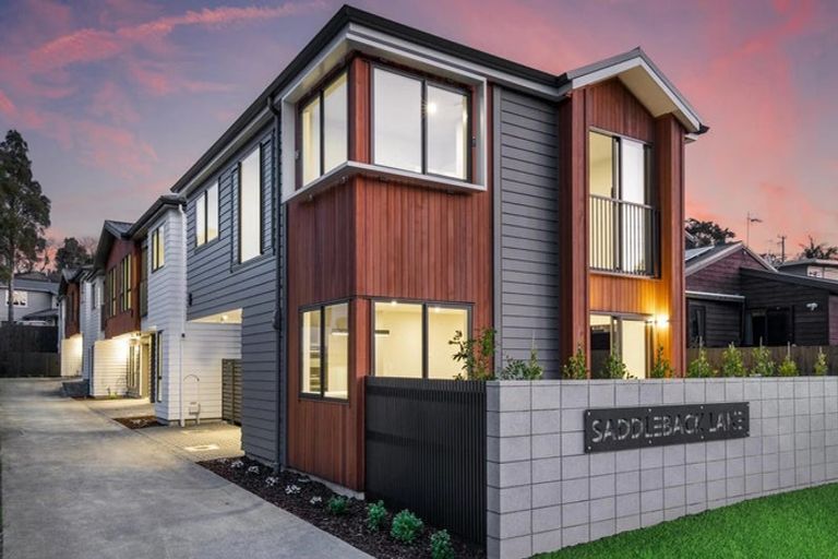 Photo of property in 2/114 Saddleback Rise, Murrays Bay, Auckland, 0630