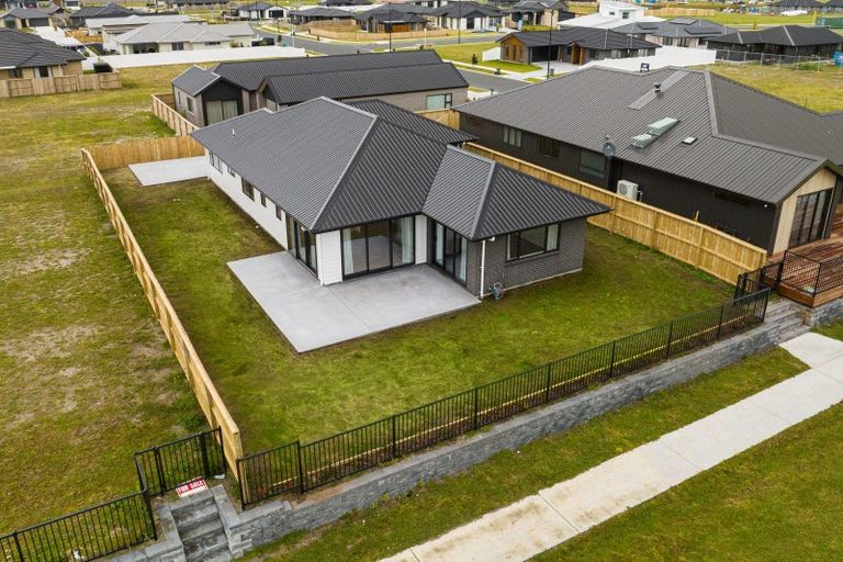 Photo of property in 112 Kaurinui Crescent, One Tree Point, 0118