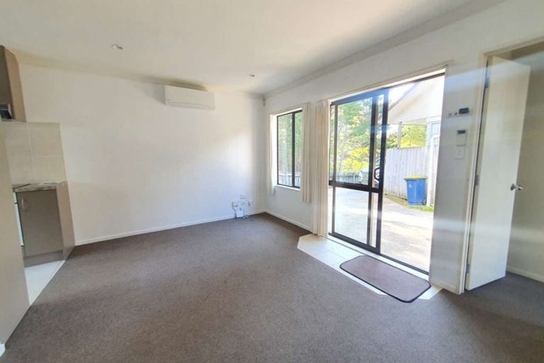 Photo of property in 33 Claverdon Drive, Massey, Auckland, 0614