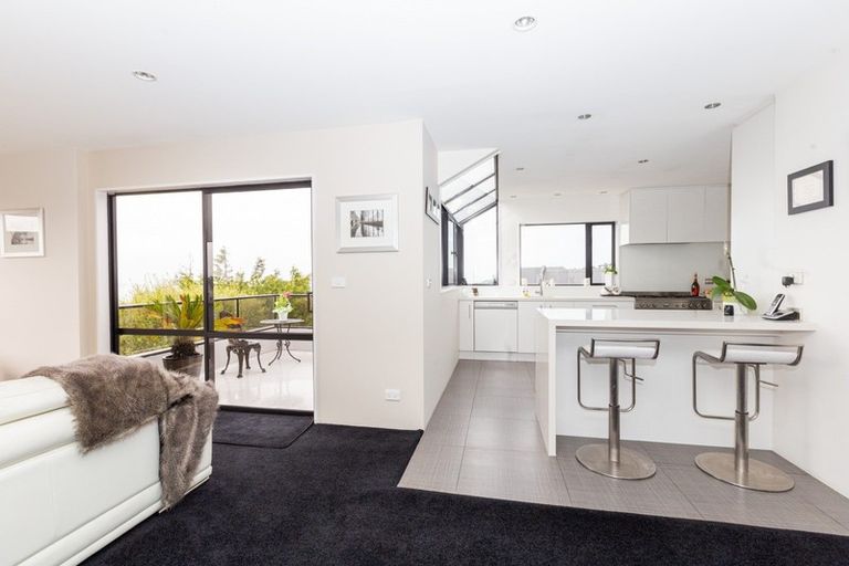 Photo of property in 30 Drayton Drive, Mount Pleasant, Christchurch, 8081