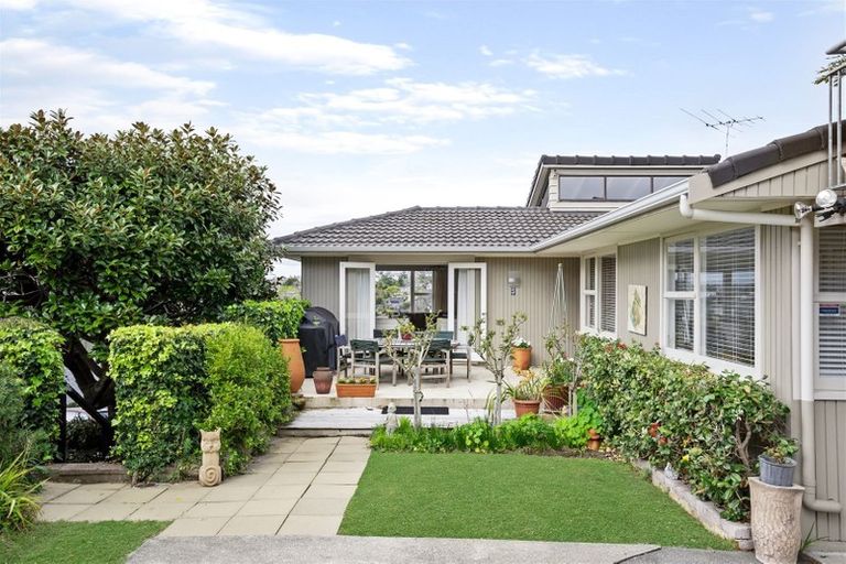 Photo of property in 1/5 Colmar Road, Mellons Bay, Auckland, 2014