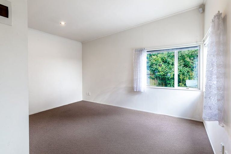Photo of property in 2a Taupo Street, Green Bay, Auckland, 0604