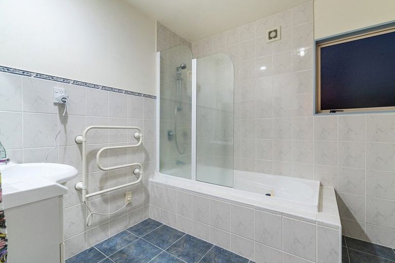 Photo of property in 17 Pelargonium Terrace, Goodwood Heights, Auckland, 2105