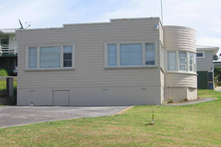 Photo of property in 1/18 Woodall Place, Totara Vale, Auckland, 0627