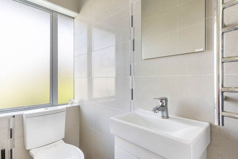 Photo of property in 16 Fielding Crescent, Farm Cove, Auckland, 2012