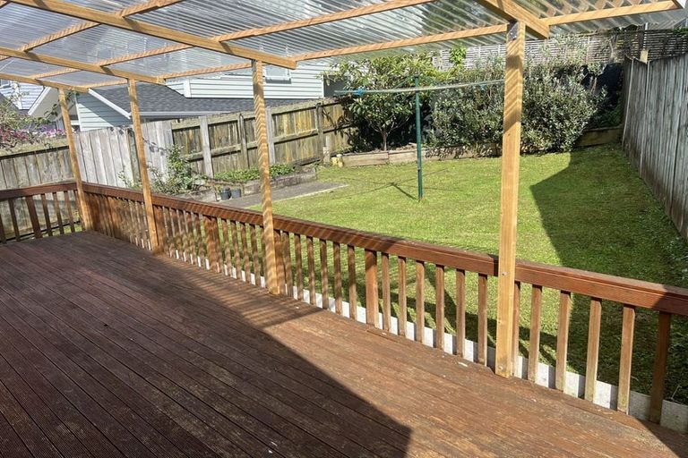 Photo of property in 2/5 Mchardy Place, Glenfield, Auckland, 0627