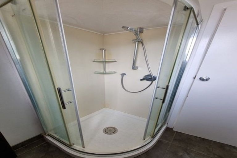 Photo of property in 8 Birdwood Road, Swanson, Auckland, 0612