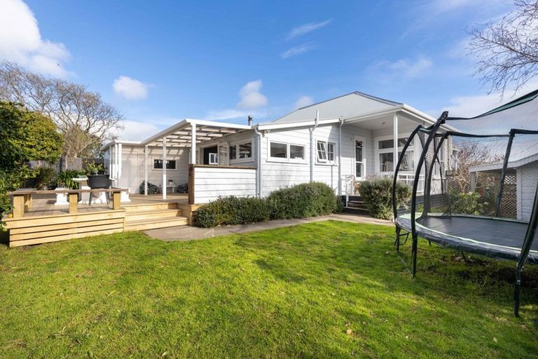 Photo of property in 17 Kowhai Street, Strandon, New Plymouth, 4312