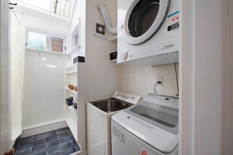 Photo of property in 15a Mortimer Terrace, Aro Valley, Wellington, 6021