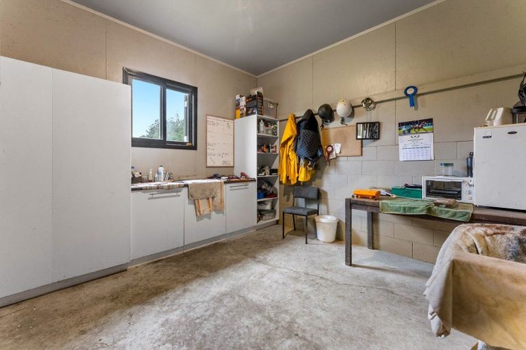 Photo of property in 744 Waitakere Road, Kumeu, 0891