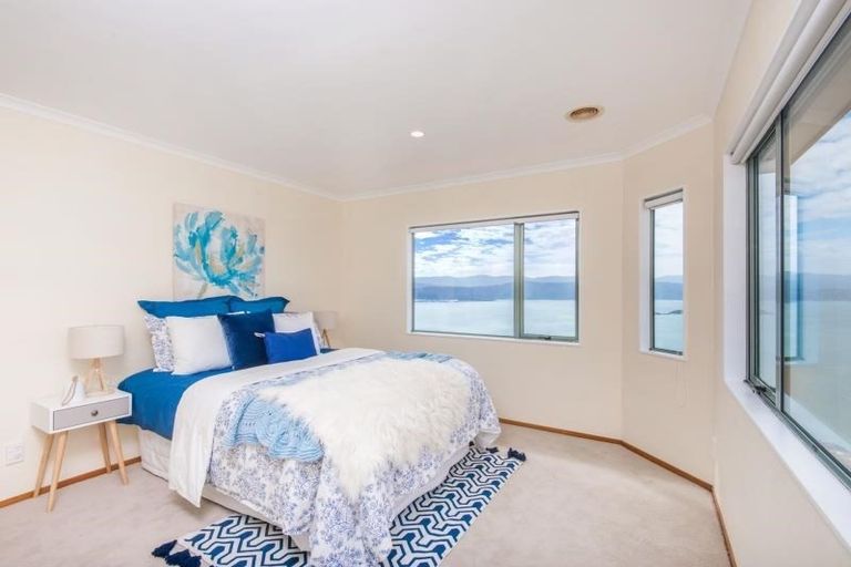 Photo of property in 22 Bennett Grove, Newlands, Wellington, 6037