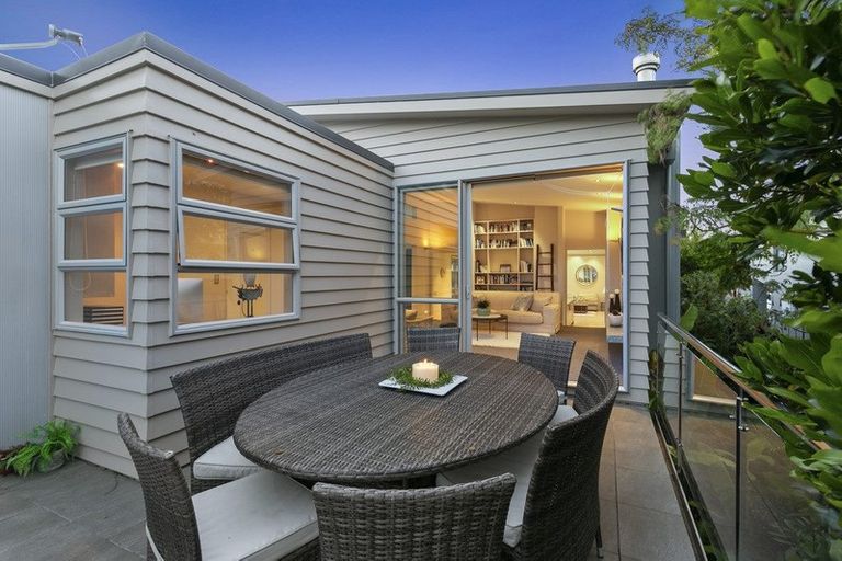Photo of property in 7 Vaughan Crescent, Murrays Bay, Auckland, 0630