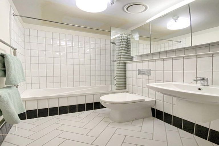 Photo of property in 309/3 Roxburgh Street, Mount Victoria, Wellington, 6011