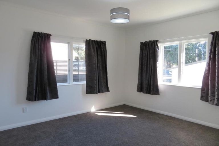 Photo of property in 100 Randwick Road, Moera, Lower Hutt, 5010